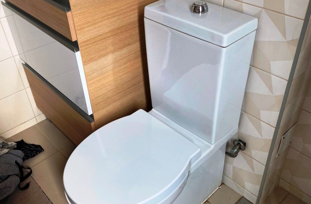 Popravka monoblok WC šolje